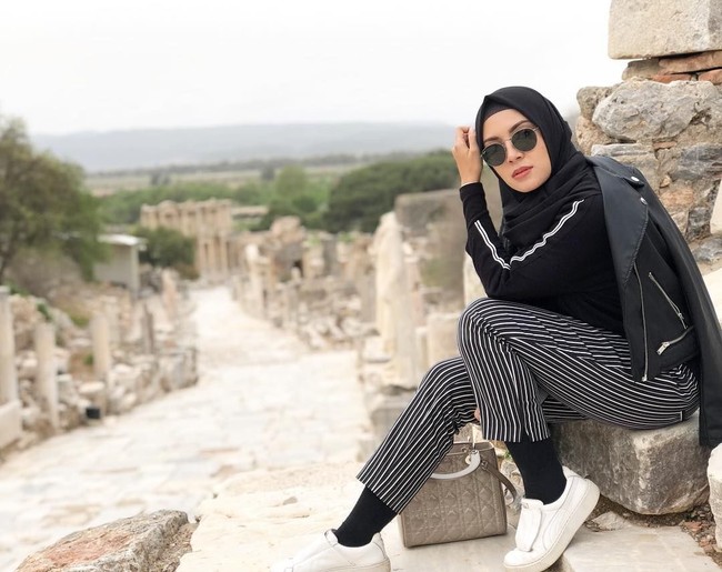 Melalui akun Instagram pribadinya, Ratna Galih sering membagikan momen liburannya. Memakai hijab, ia tetap bisa bergaya stylish. Penampilannya bisa jadi inspirasi para hijabers. Foto: Instagram/RatnaGalih