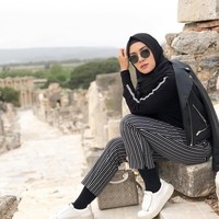 Melalui akun Instagram pribadinya, Ratna Galih sering membagikan momen liburannya. Memakai hijab, ia tetap bisa bergaya stylish. Penampilannya bisa jadi inspirasi para hijabers. Foto: Instagram/RatnaGalih