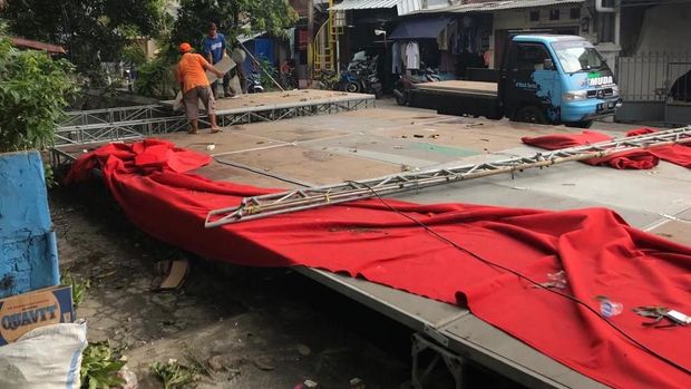 Panggung bekas pesta pernikahan dibongkar dan dirapikan.