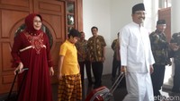 Bersama anak dan istrinya, Gus Ipul pun meninggalkan rumah dinas yang selama ini dia tinggali.