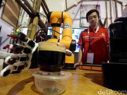Canggih! Robot Barista Ini Mejeng di Pameran Pendidikan