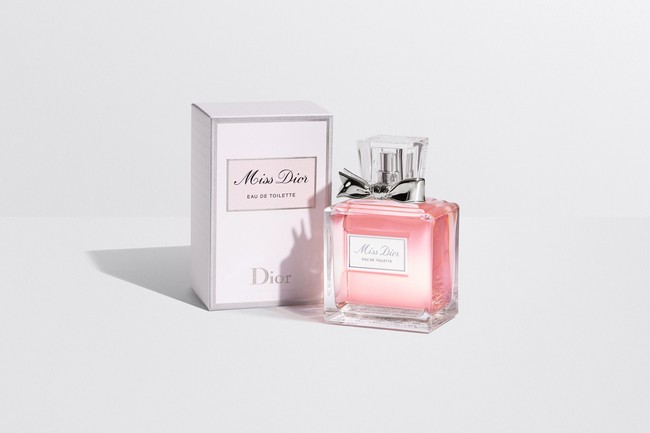 Daripada bunga atau cokelat, banyak wanita lebih suka dihadiahi kado Valentine praktis yang bisa digunakan di keseharian. Salah satunya adalah parfum. Parfum Miss Dior dengan wangi yang bunga yang mawar segar dan feminin berikut pun patut dipertimbangkan. Produk seharga Rp 1,5 jutaan cocok ini dipakai sehari-hari sehingga pasangan bisa selalu teringat dengan Anda setiap saat.