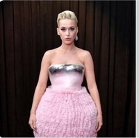 Gaun Katy Perry juga disebut mirip kue dengan boneka Barbie di tengahnya. Foto: Istimewa