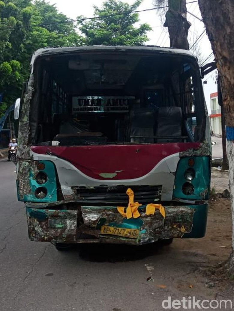 Dua Bus Tabrakan Akibat Rem Blong, 11 Orang Luka Dua Bus Tabrakan Akibat Rem Blong, 11 Orang Luka