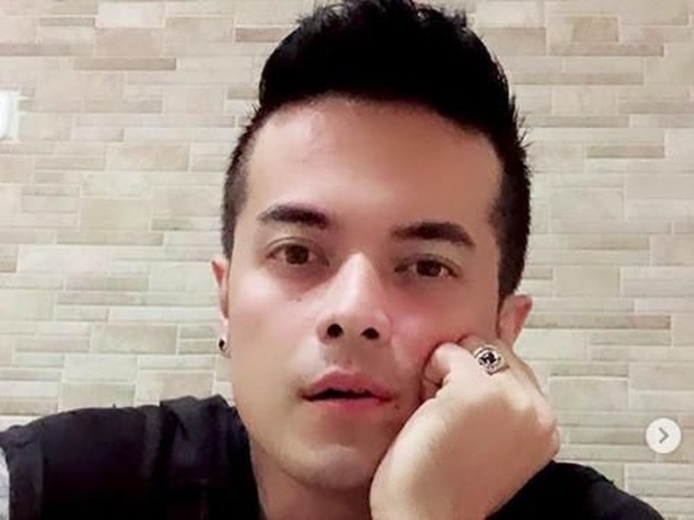 Bikin Heboh Ciuman dengan Wanita saat Karaoke, Choky Andriano Minta Maaf Bikin Heboh Ciuman dengan Wanita saat Karaoke, Choky Andriano Minta Maaf