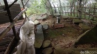  Daripada merinding merasakan suasana angker, akan lebih baik kalau traveler mempercepat langkah melewati dua tempat keramat tersebut. (Idris/detikTravel)