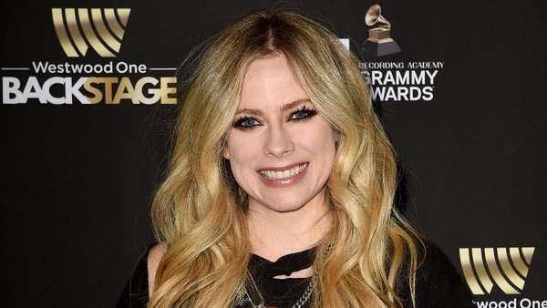 Avril Lavigne Si Blonde Serba Hitam Avril Lavigne Si Blonde Serba Hitam