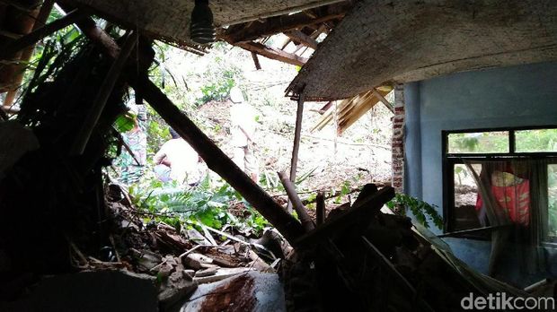 Hujan Deras, Sejumlah Daerah di Ciamis Longsor Rusak Puluhan Rumah
