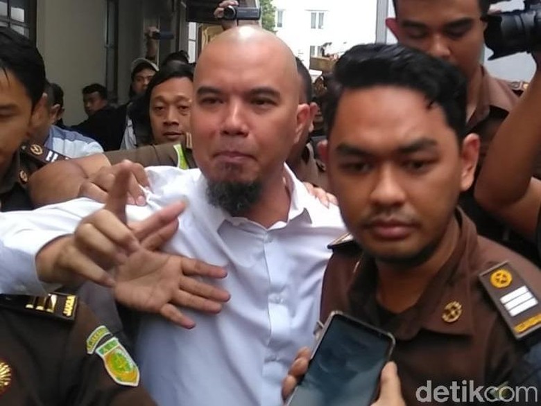 Jalani Sidang, Ahmad Dhani Berkemeja Putih dan Tampak Emosional Jalani Sidang, Ahmad Dhani Berkemeja Putih dan Tampak Emosional