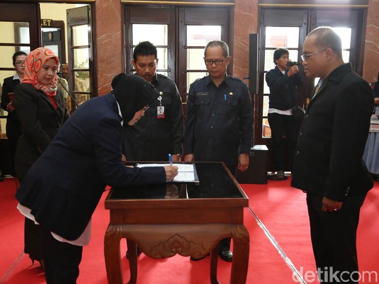 Kepala Dispenduk Diganti, Risma Berharap Pelayanan Lebih Mudah Kepala Dispenduk Diganti, Risma Berharap Pelayanan Lebih Mudah