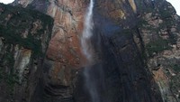 Saat musim panas tiba, volume air akan menurun dan membuat airnya sudah habis serta membias sebelum mencapai dasar. Masyarakat setempat menyebutnya sebagai fenomena falls of the deepest place atau jatuh ke tempat terdalam (iStock)