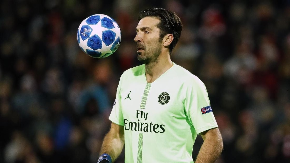 Gianluigi Buffon bakal bahas kontrak dengan Paris Saint-Germain dalam waktu dekat. (Foto: Srdjan Stevanovic/Getty Images)