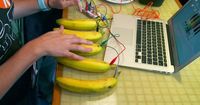 Ikut Festival Teknologi Para Murid Ini Ciptakan Piano dari Buah Pisang
