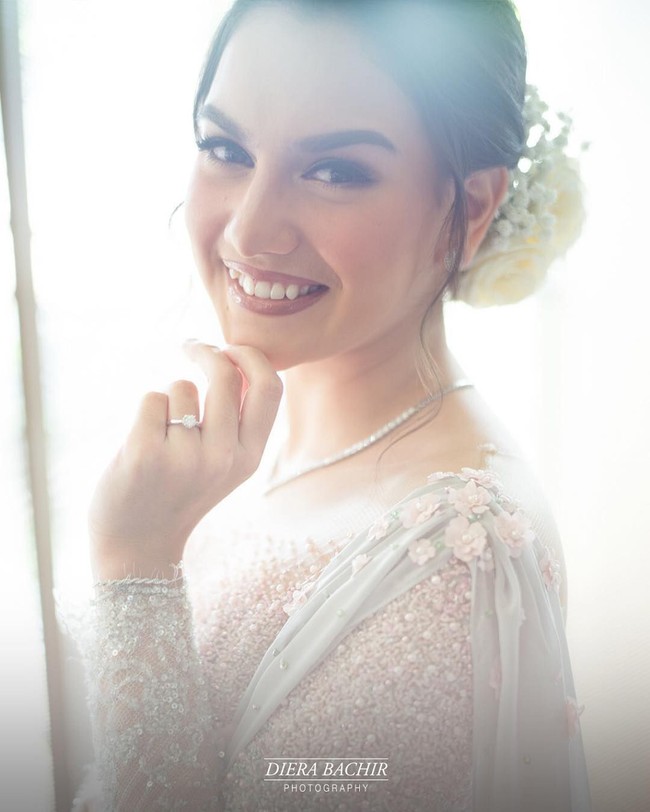 Pulasan makeup natural dengan nuansa peach membuat wajah pesinetron berusia 22 tahun ini terlihat lebih segar. Makeup artist Bennu Sorumba adalah pria di balik wajah cantik Irish Bella saat dilamar Ammar Zoni. Foto: Diera Bachir Photography