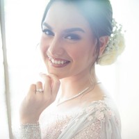 Pulasan makeup natural dengan nuansa peach membuat wajah pesinetron berusia 22 tahun ini terlihat lebih segar. Makeup artist Bennu Sorumba adalah pria di balik wajah cantik Irish Bella saat dilamar Ammar Zoni. Foto: Diera Bachir Photography