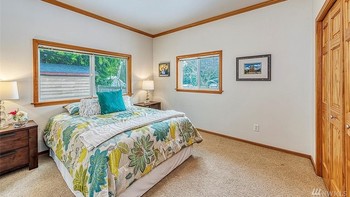 Salah satu dari tiga kamar yang tersedia di rumah ini. Foto: John L. Scott Real Estate