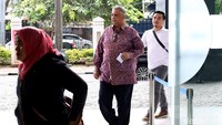 Sofyan Basir mengenakan kemeja lengan panjang bermotif batik saat menghadiri sidang lanjutan Idrus Marham.