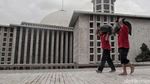 Petugas Damkar Bikin Istiqlal Makin Bersih