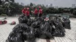 Petugas Damkar Bikin Istiqlal Makin Bersih