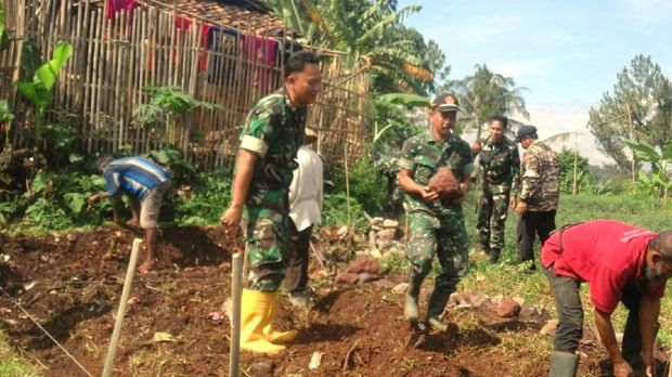 TNI Bangun Rumah untuk Keluarga Penyantap Makanan Busuk 