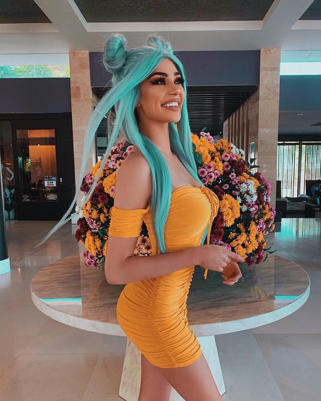  Selama kunjungan Kristen ke Phuket, Thailand baru-baru ini ia mengunggah beberapa foto di Instagram sambil memamerkan rambut birunya. Menurut postingannya, ia mengunjungi Hyatt Regency Phuket Resort dan Phuket Elephant Sanctuary. Foto: Instagram @kristenhancher