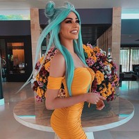  Selama kunjungan Kristen ke Phuket, Thailand baru-baru ini ia mengunggah beberapa foto di Instagram sambil memamerkan rambut birunya. Menurut postingannya, ia mengunjungi Hyatt Regency Phuket Resort dan Phuket Elephant Sanctuary. Foto: Instagram @kristenhancher