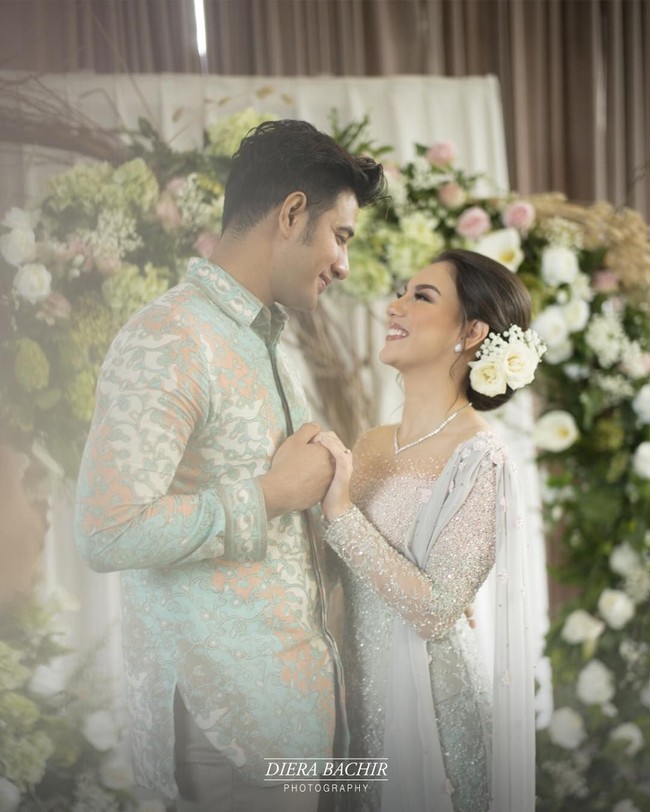 Irish Bella memilih kebaya dengan nuansa hijau pucat dan gradasi hijau yang lebih cerah pada bagian kain. Kebayanya tampak senada dengan kemeja batik Ammar Zoni. Foto: Diera Bachir Photography