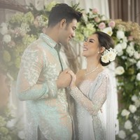 Irish Bella memilih kebaya dengan nuansa hijau pucat dan gradasi hijau yang lebih cerah pada bagian kain. Kebayanya tampak senada dengan kemeja batik Ammar Zoni. Foto: Diera Bachir Photography