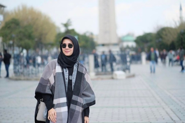 Di kesehariannya, Ratna Galih sering memilih hijab segi empat berbahan katun yang ringan. Mantan kekasih Raffi Ahmad ini juga senang bermain warna. Foto: Instagram/RatnaGalih