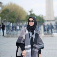 Di kesehariannya, Ratna Galih sering memilih hijab segi empat berbahan katun yang ringan. Mantan kekasih Raffi Ahmad ini juga senang bermain warna. Foto: Instagram/RatnaGalih