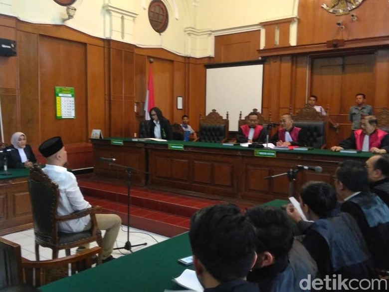 Sidang Kasus Idiot, Dhani: Di Belanda, Sudah Tidak Ada Pidananya Sidang Kasus Idiot, Dhani: Di Belanda, Sudah Tidak Ada Pidananya