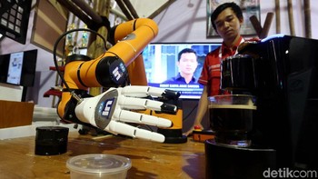 Robot barista kopi unjuk kebolehan di pameran Rembuk Nasional Pendidikan dan Kebudayaan (RNPK) tahun 2019, yang dihelat di Sawangan, Depok, Selasa (12/2/2019).