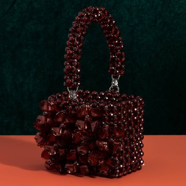 Banyak pula pria yang terpikir untuk membelikan tas sebagai kado Valentine untuk pasangan tersayang. Anda pun bisa memilihkan yang unik sekaligus cantik dari brand lokal Tamili berikut ini. Tas JARDIN berikut cocok digunakan untuk pesta. Foto: Instagram @tam.illi