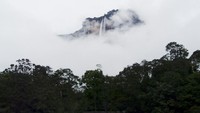 Sesekali, kabut-kabut putih menutupi air terjunnya. Menakjubkan! (iStock)