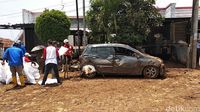 Tertimbun Puing Akibat Tanggul Jebol, Mobil Korban Rusak Parah