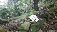 Terlepas dari indahnya pemandangan di sana, Gunung Lembu di Purwakarta menyimpan nuansa mistis tersendiri. Ada 2 makam keramat yang harus traveler lalui sebelum mencapai ke puncak. (Idris/detikTravel)