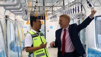 Duta Besar Uni Eropa untuk Indonesia Guerend berbincang bersama Direktur Pengembangan dan Dukungan Bisnis Ghamal Peris di atas kereta MRT, Jakarta, Selasa (12/2/2019).