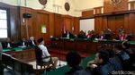 Tak Berkaos dan Blangkon Lagi, Ahmad Dhani Bersidang Pakai Peci