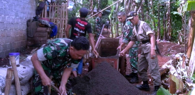 TNI Bangun Rumah untuk Keluarga Penyantap Makanan Busuk TNI Bangun Rumah untuk Keluarga Penyantap Makanan Busuk