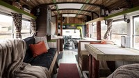 Pria yang juga berprofesi sebagai fotografer itu memanfaatkan ukuran bus yang tak terlalu besar dengan menyiasati sofa yang dimanfaatkan juga sebagai tempat tidur. Istimewa/Dok.Boredpanda.