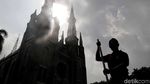 Aksi Petugas Damkar Bersih-bersih Katedral