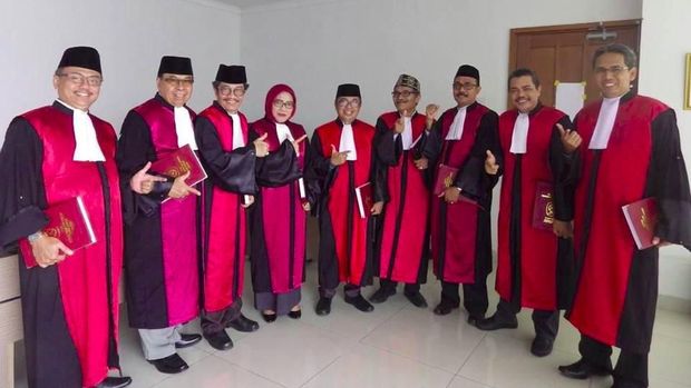 Mengaku Bukan Kode Politik, Para Hakim Senior Ini Juga Pose 2 Jari
