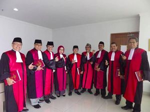 Kasus Hakim PN Jakpus Pose Dua Jari Diserahkan ke Bawaslu Jakpus