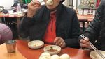Nyentrik Banget! Gaya Nenek Asal Korsel yang Hobi Kulineran