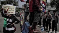 Sejumlah polisi nampak bersiaga di depan para peserta aksi untuk mengamankan aksi tersebut.
