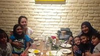 Sangat dekat dengan ibunda, Alleia menghabiskan waktu bersama keluarga saat liburan. Foto: Instagram@alleia_anata_irham