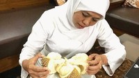 Gubernur Jawa Timur terpilih, Khofifah Indar Parawansa juga pencinta durian. Ia bahkan sempat membagikan tips memilih durian yang matang dan lezat di Instagram pribadinya. Foto: Instagram khofifah.ip