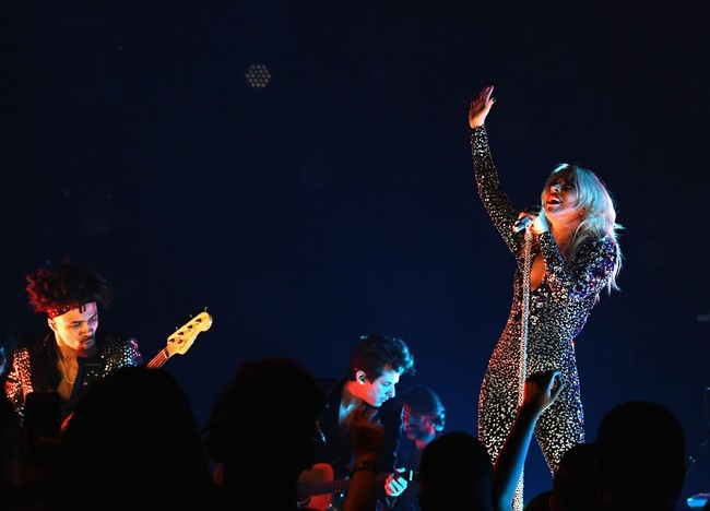 Di Grammy, Lady Gaga melantunkan lagu Shallow dari film A Star is Born yang dibintanginya bersama Bradley Cooper. Untuk aksi panggungnya, penyanyi bernama asli Stefani Joanne Angelina Germanotta ini membungkus tubuhnya dengan jumpsuit. Foto: Getty Images