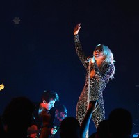 Di Grammy, Lady Gaga melantunkan lagu Shallow dari film A Star is Born yang dibintanginya bersama Bradley Cooper. Untuk aksi panggungnya, penyanyi bernama asli Stefani Joanne Angelina Germanotta ini membungkus tubuhnya dengan jumpsuit. Foto: Getty Images