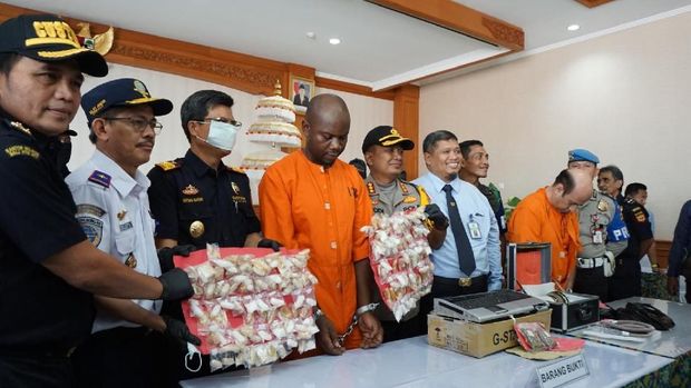 Dia mendapakan uang sebesar USD 2 ribu dari Kenya ke Bali